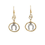 Σκουλαρίκια χρυσαφί με κομψό ασύμετρο κρίκο και charm πέταλο